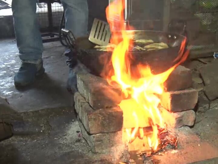 गैस की किल्लतः होटल- ढावे वाले लकड़ी के चुल्हांे से चला रहे काम,दुकानदारी भी हुई आधी