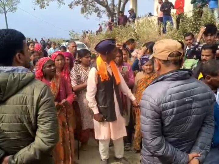 गुलदार ने एक व्यक्ति को बनाया निवाला,आक्रोशित ग्रामीणों ने वन विभाग की टीम को किया कमरे में कैद
