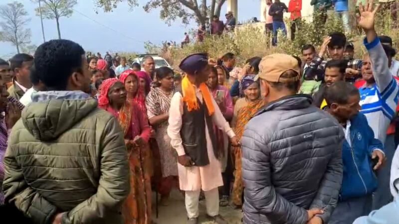 गुलदार ने एक व्यक्ति को बनाया निवाला,आक्रोशित ग्रामीणों ने वन विभाग की टीम को किया कमरे में कैद