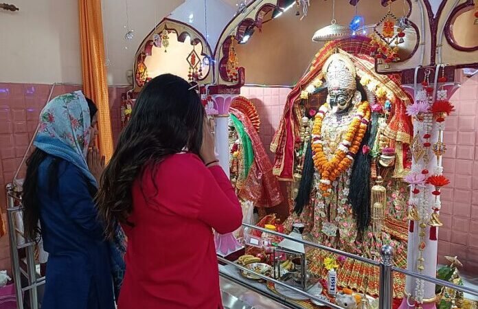 नवरात्रि पर मंदिरों में उमड़े श्रद्धालु