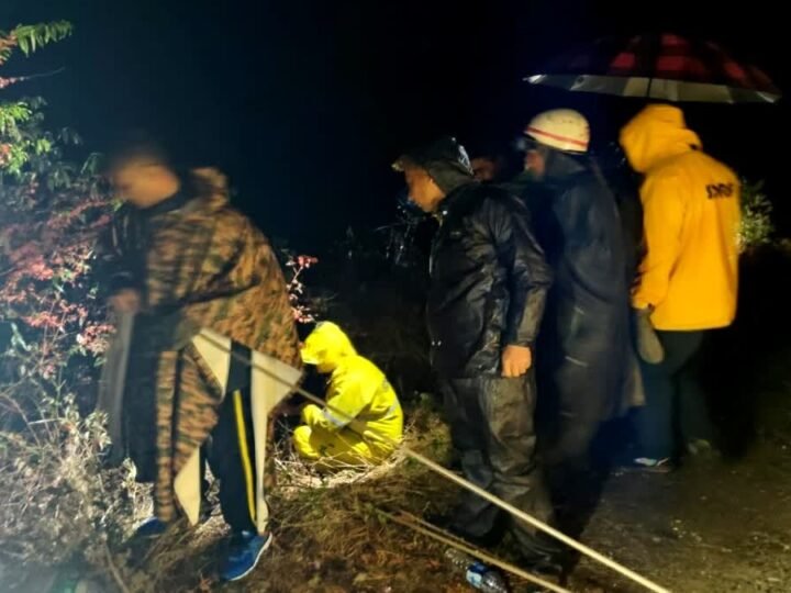 देर रात खाई में गिरी कार,एक की मौत,दो की हालत गंभीर