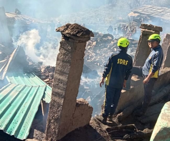 भीषण अग्निकांड में छह भवन सहित अन्न भंडार जलकर राख