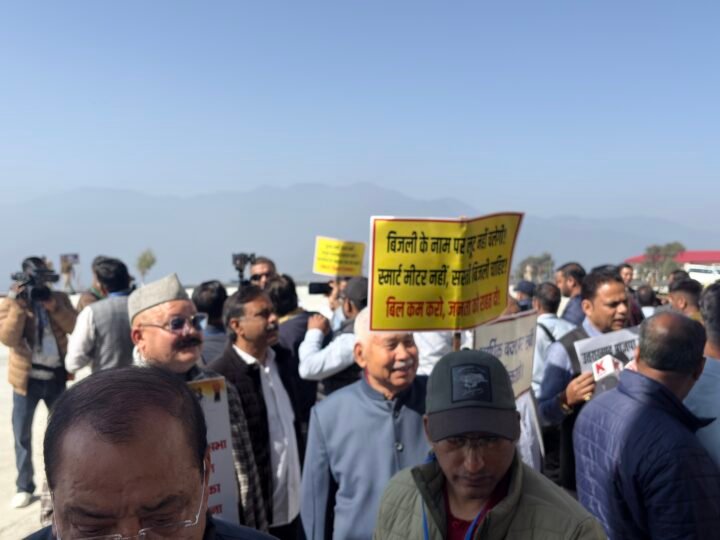 सत्र की आवधि बढ़ाने की मांग को लेकर कांग्रेस विधायकों ने किया प्रदर्शन