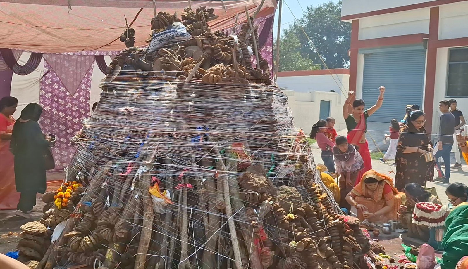 महिलाओं ने हालिका दहन से पहले किया पूजन