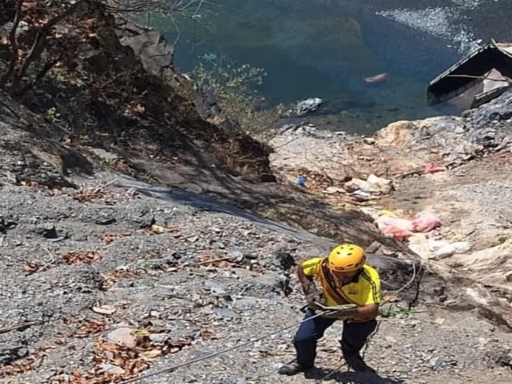 पिकअप नदी में समाई,चालक की मौत