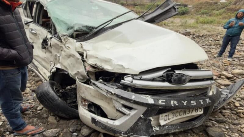 गहरी खाई में गिरी कार,तीन की मौत