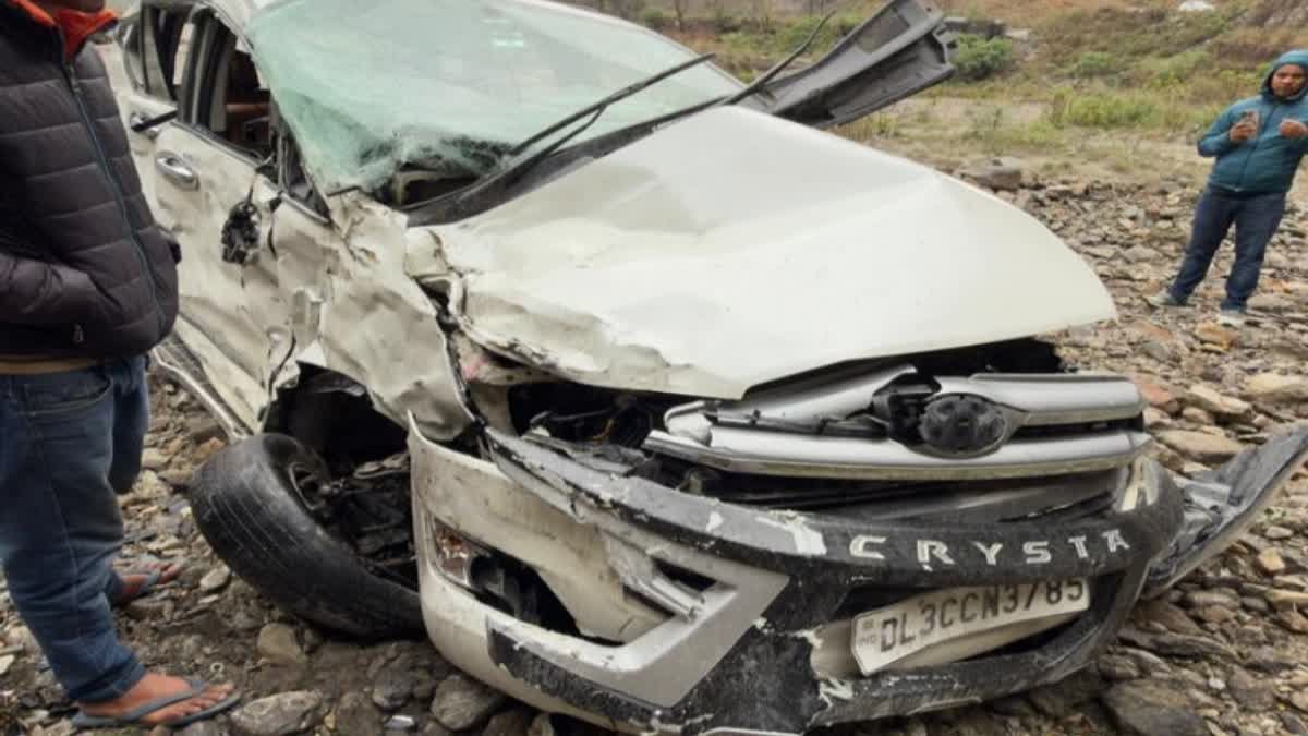 गहरी खाई में गिरी कार,तीन की मौत