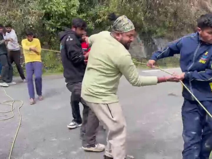 खाई में गिरी पर्यटकों की कार,दो की मौत,दो की हालत गंभीर