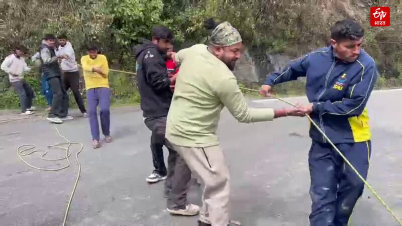 खाई में गिरी पर्यटकों की कार,दो की मौत,दो की हालत गंभीर