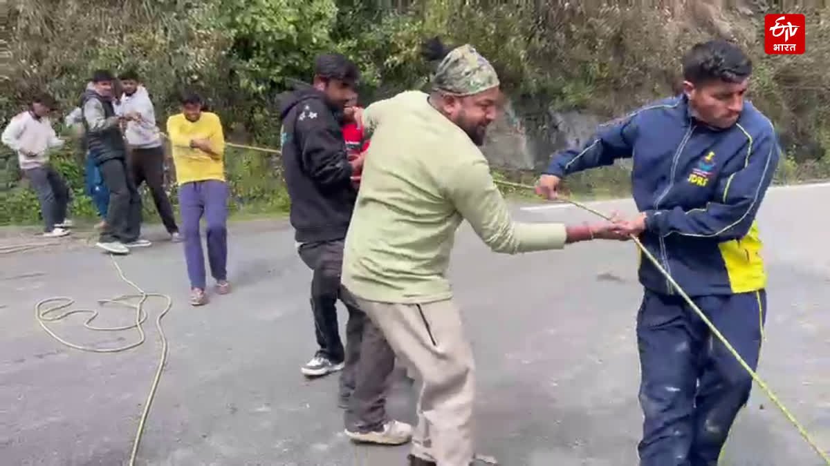 खाई में गिरी पर्यटकों की कार,दो की मौत,दो की हालत गंभीर