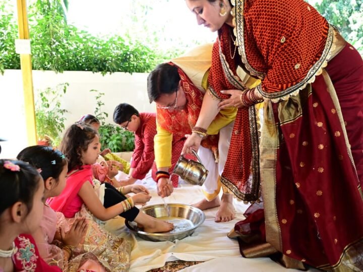 रामनवमी पर सीएम धामी ने किया कन्या पूजन