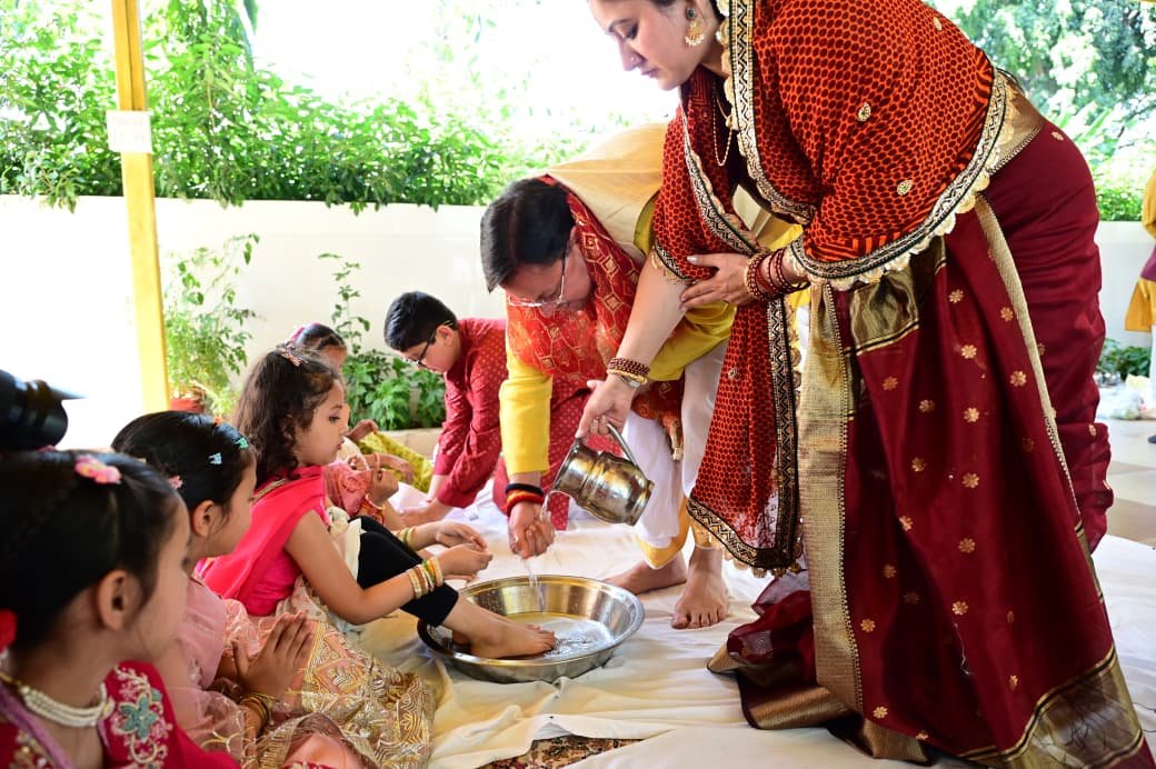 रामनवमी पर सीएम धामी ने किया कन्या पूजन