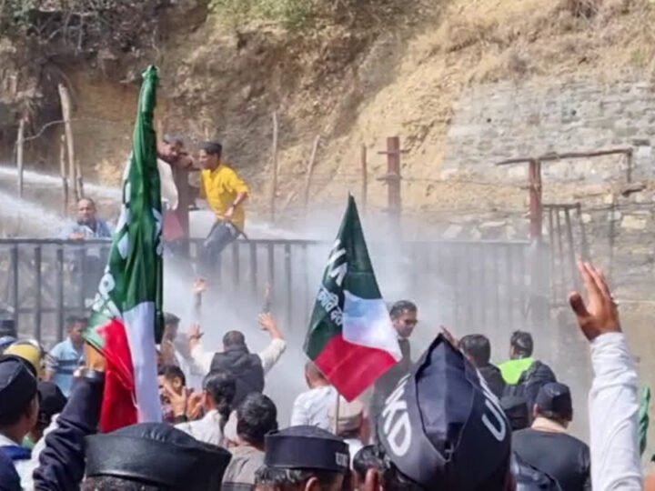 यूकेडी ने भराड़ीसैण में किया उग्र प्रदर्शन,कई गिरफ्तार