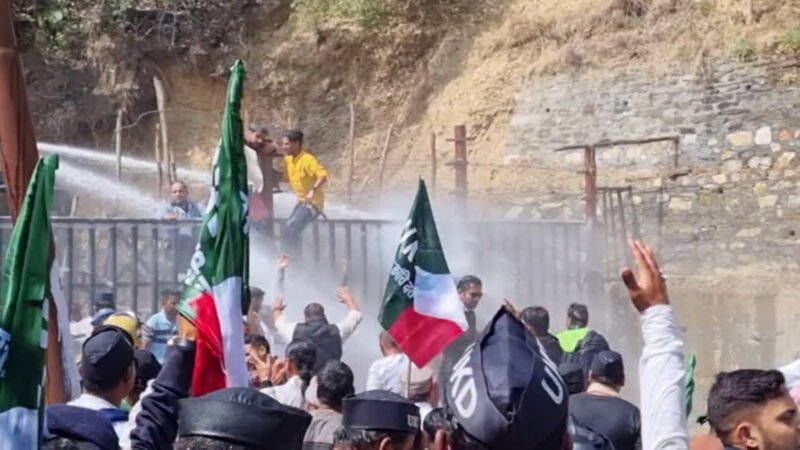 यूकेडी ने भराड़ीसैण में किया उग्र प्रदर्शन,कई गिरफ्तार