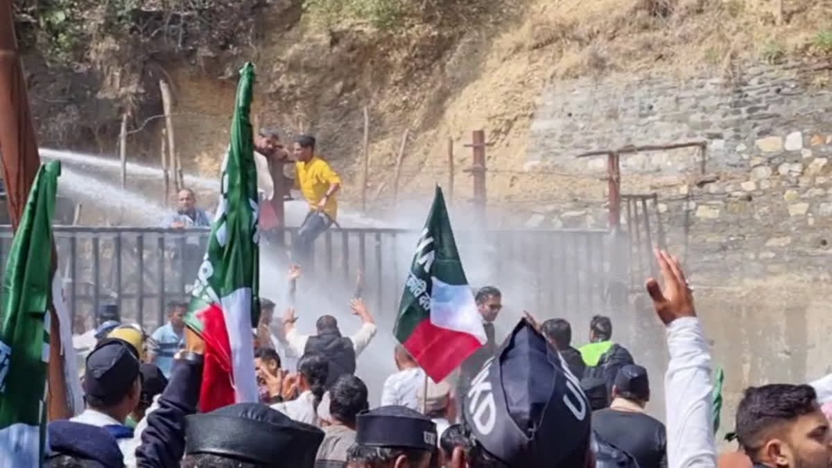 यूकेडी ने भराड़ीसैण में किया उग्र प्रदर्शन,कई गिरफ्तार