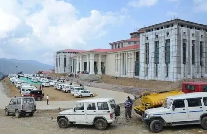 विधानसभा सत्र का तीसरा दिनः सड़क से लेकर सदन तक ‘घमासान’