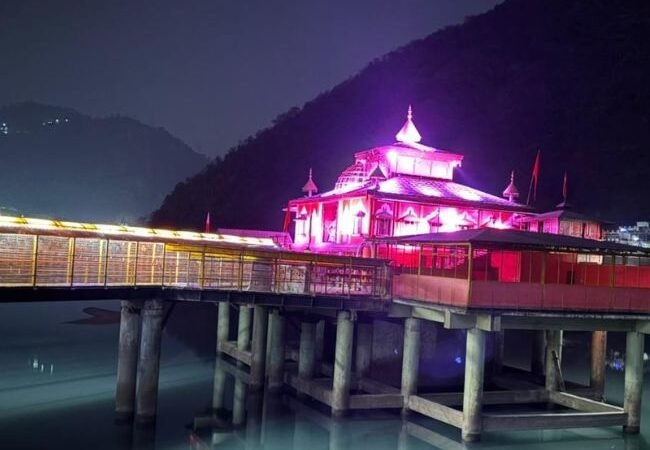 धारी देवी मंदिर में आधुनिक वॉल वॉशर लाइटिंग से रात में दिखा भव्य नजारा