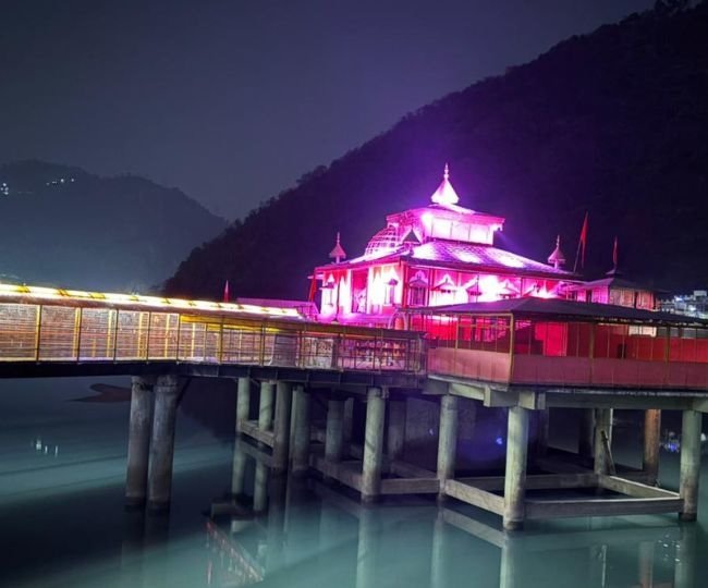 धारी देवी मंदिर में आधुनिक वॉल वॉशर लाइटिंग से रात में दिखा भव्य नजारा