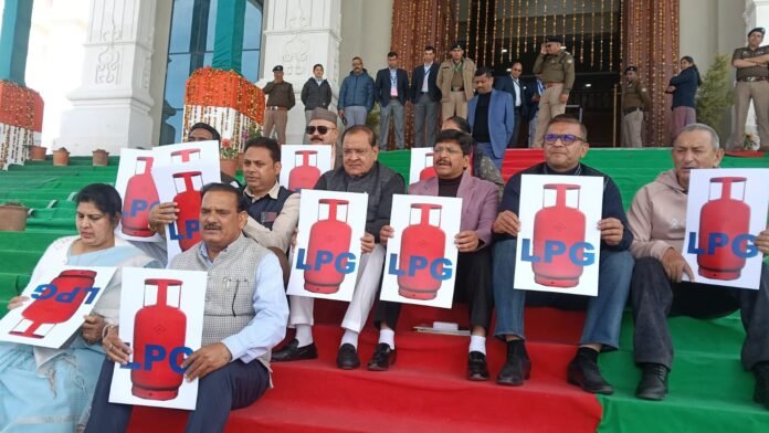 विधानसभा सत्रः सदन के बाहर एलपीजी गैस की किल्लत को लेकर प्रदर्शन