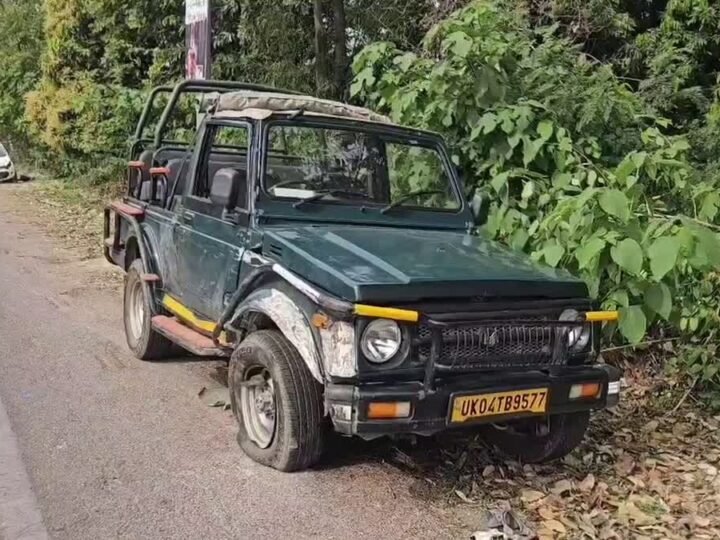 जिप्सी और तेज रफ्तार कार की टक्कर,तीन घायल