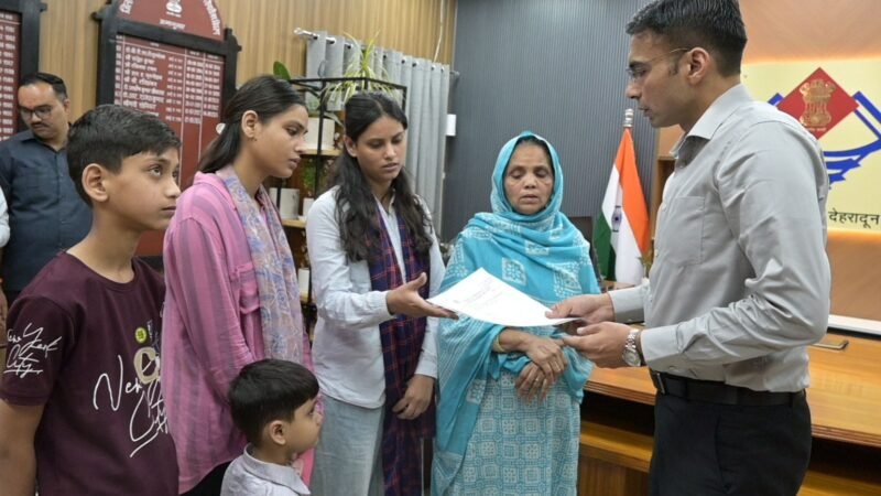 बेटी के विवाह के लिए लिया कर्ज कराया वन टाइम सेटलमेंट, शेष 33 हजार धनराशि डीएम ने करवाई स्वयं जमा 