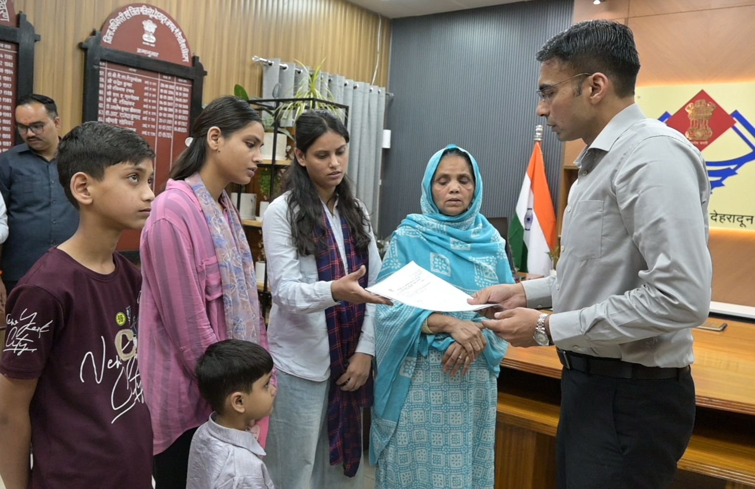 बेटी के विवाह के लिए लिया कर्ज कराया वन टाइम सेटलमेंट, शेष 33 हजार धनराशि डीएम ने करवाई स्वयं जमा 