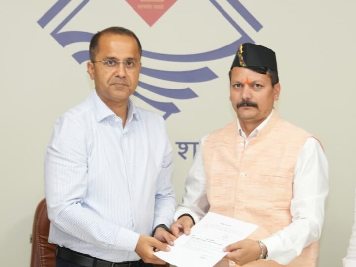 सचिवालय में मीडिया सलाहकार समिति के उपाध्यक्ष ध्रुव रौतेला ने सचिव सूचना शैलेश बगोली सी की भेंट