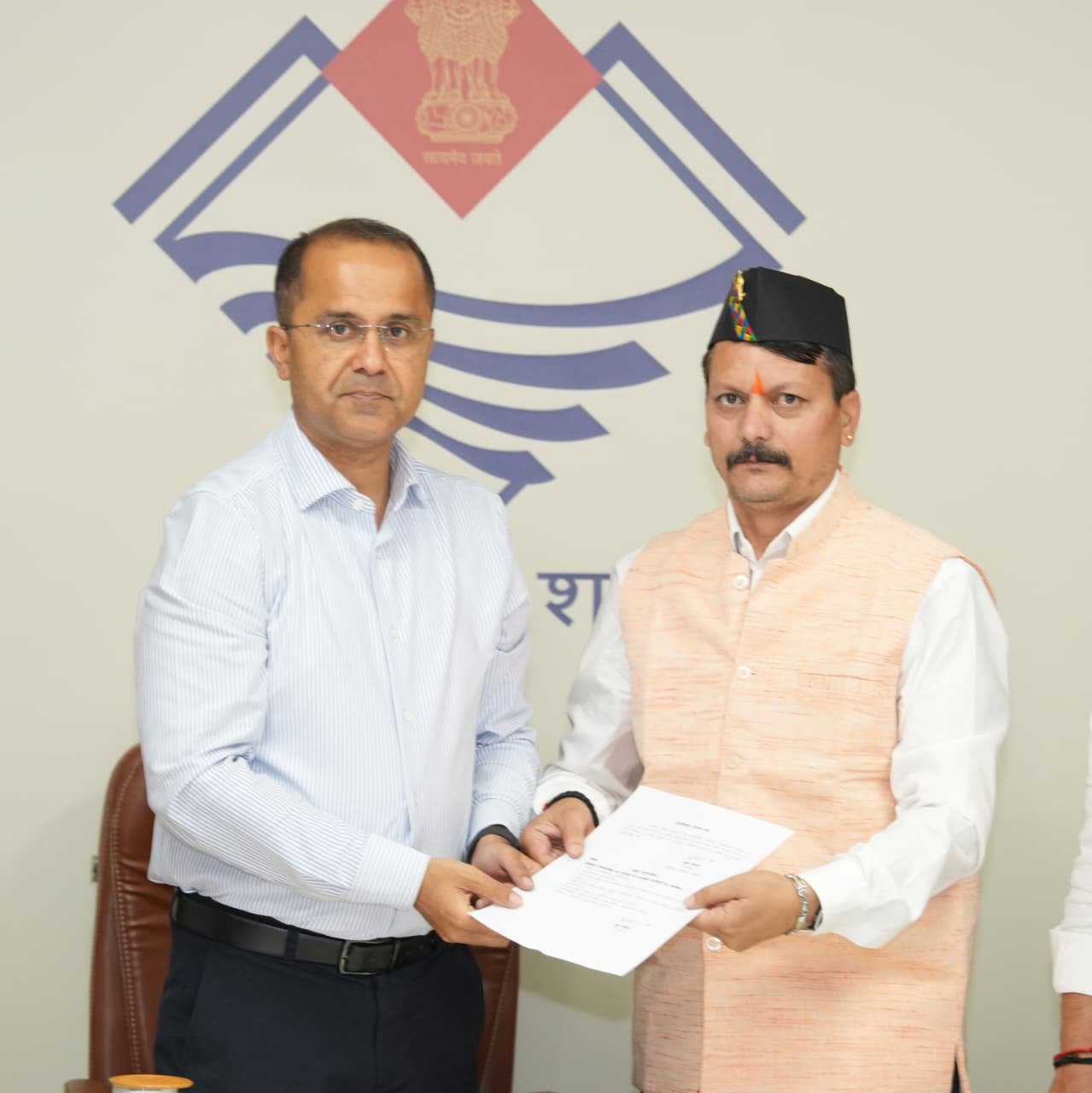 सचिवालय में मीडिया सलाहकार समिति के उपाध्यक्ष ध्रुव रौतेला ने सचिव सूचना शैलेश बगोली सी की भेंट