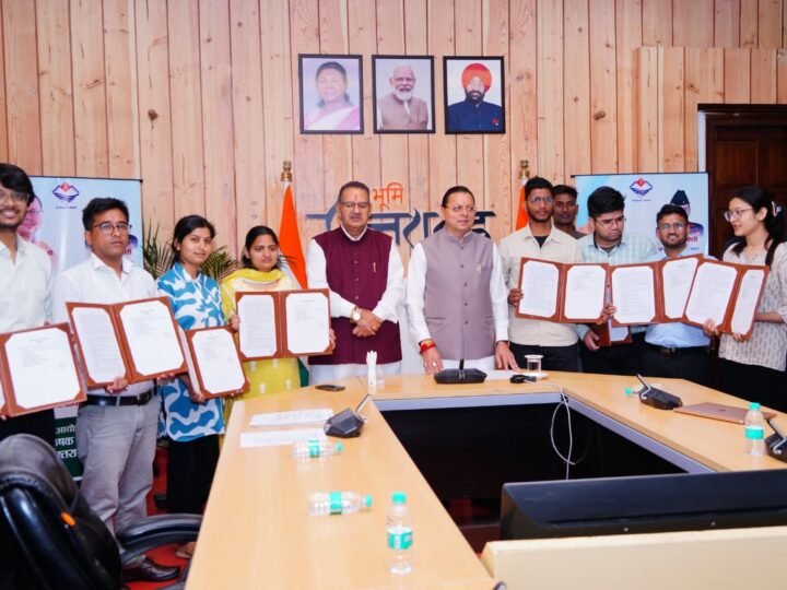 सीएम धामी ने किए 12 अभ्यर्थियों को नियुक्ति पत्र प्रदान