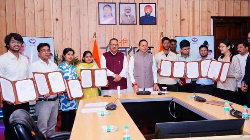 सीएम धामी ने किए 12 अभ्यर्थियों को नियुक्ति पत्र प्रदान