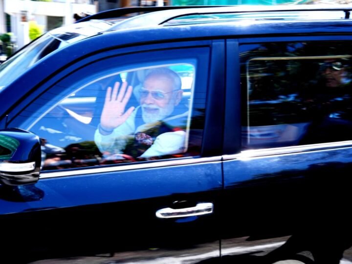 देवभूमि में प्रधानमंत्री का भव्य स्वागत, 12 किमी लंबे रोड शो में बड़ी संख्या में उमड़े लोग