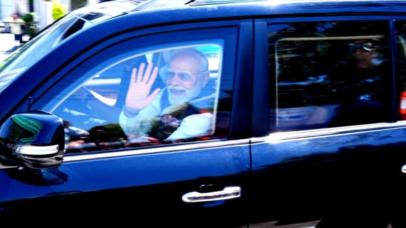देवभूमि में प्रधानमंत्री का भव्य स्वागत, 12 किमी लंबे रोड शो में बड़ी संख्या में उमड़े लोग