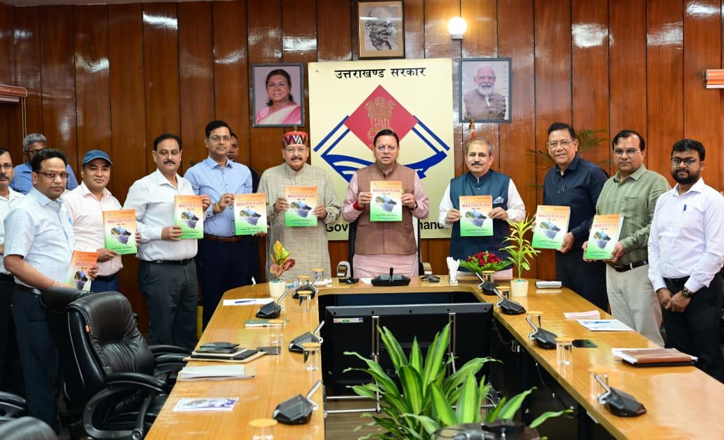 मुख्यमंत्री ने लोक निर्माण विभाग की मास्टर प्लान पुस्तिका का किया विमोचन