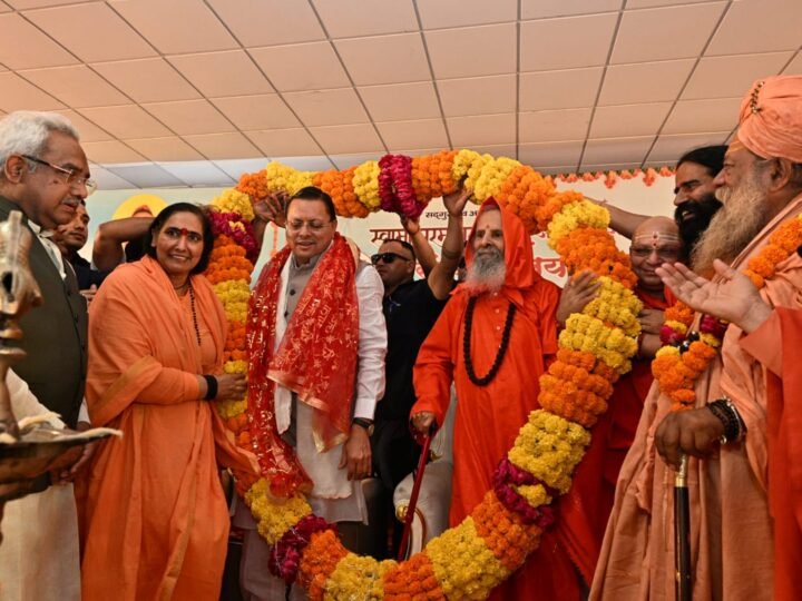 स्वामी परमानन्द गिरि जी महाराज की 71वीं संन्यास जयंती के उपलक्ष्य में मुख्यमंत्री ने दीप प्रज्वलित कर कार्यक्रम का किया शुभारंभ