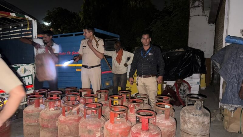 डीएम के निर्देशन में आज देर शाम काली बस्ती सहस्त्रधारा रोड पर छापेमारी, 7 सिलेंडर जब्त