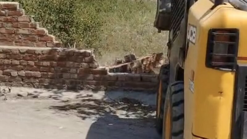 नगर निगम की सड़क पर प्रॉपर्टी डीलर ने कब्जा कर बनाई दीवार, जिला प्रशासन का चला डोजर सड़क हुई कब्जा मुक्त