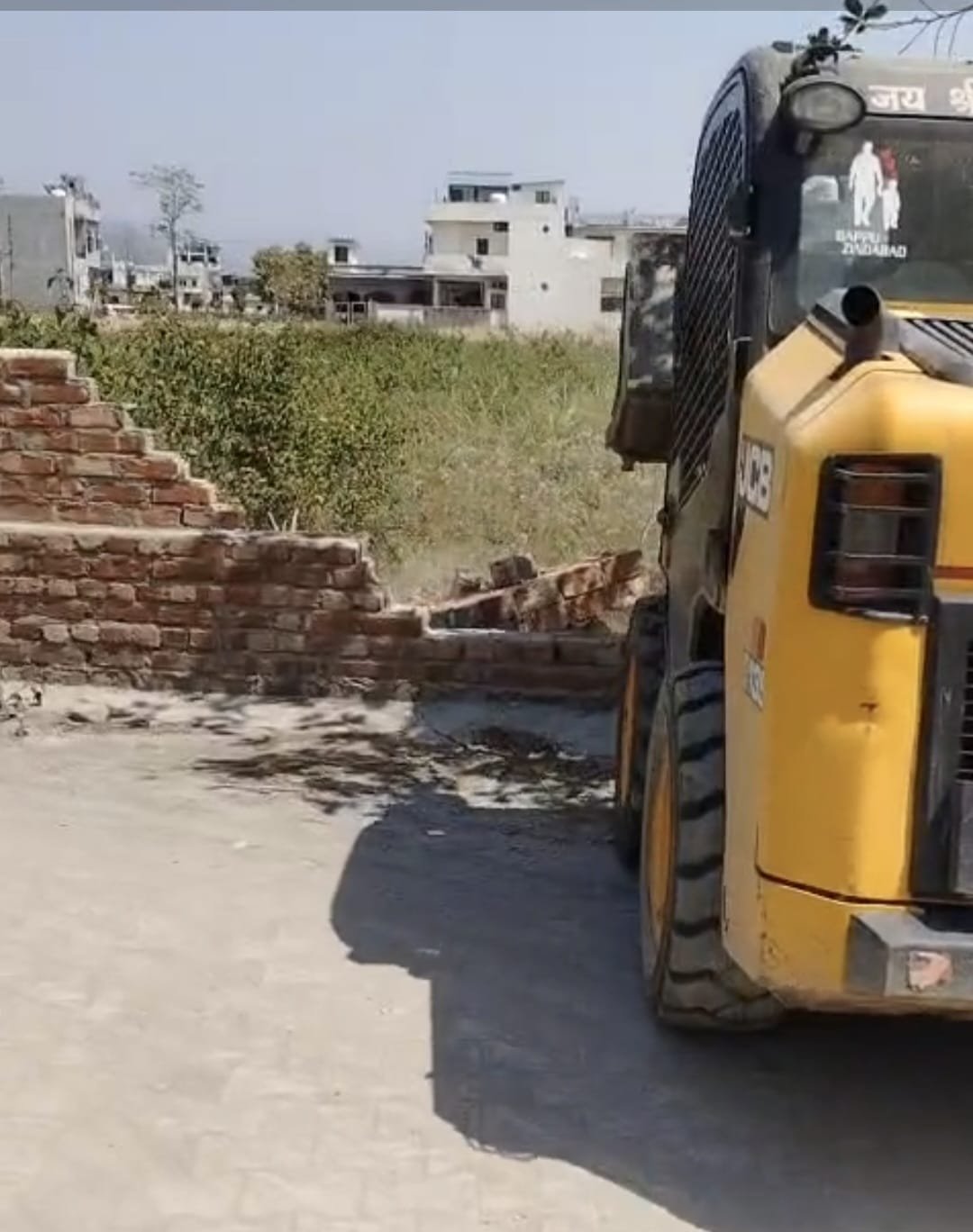 नगर निगम की सड़क पर प्रॉपर्टी डीलर ने कब्जा कर बनाई दीवार, जिला प्रशासन का चला डोजर सड़क हुई कब्जा मुक्त