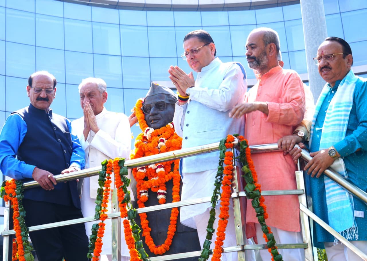सीएम धामी ने स्वर्गीय हेमवती नंदन बहुगुणा को उनकी 107वीं जयंती पर दी श्रद्धांजलि