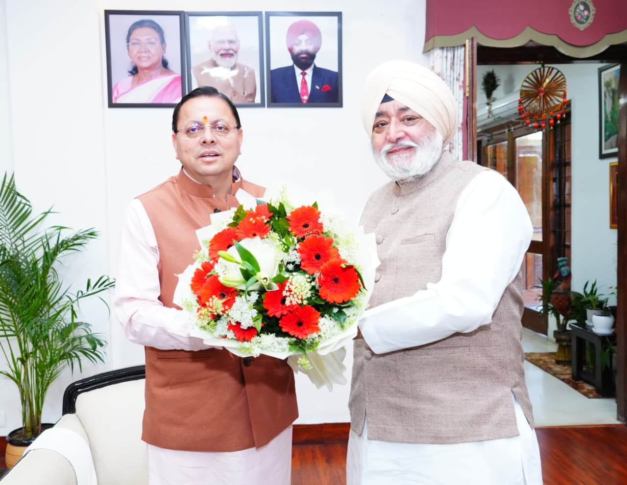 गुरुद्वारा हेमकुंड साहिब प्रबंधन ट्रस्ट के अध्यक्ष ने की सीएम धामी से भेंट, पहले जत्थे के विदाई समारोह में शामिल होने का दिया निमंत्रण