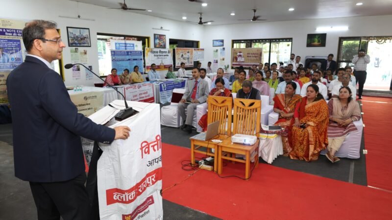 आरबीआई गवर्नर संजय मल्होत्रा ने किया सीएफएल द्वारा आयोजित वित्तीय साक्षरता शिविर का दौरा