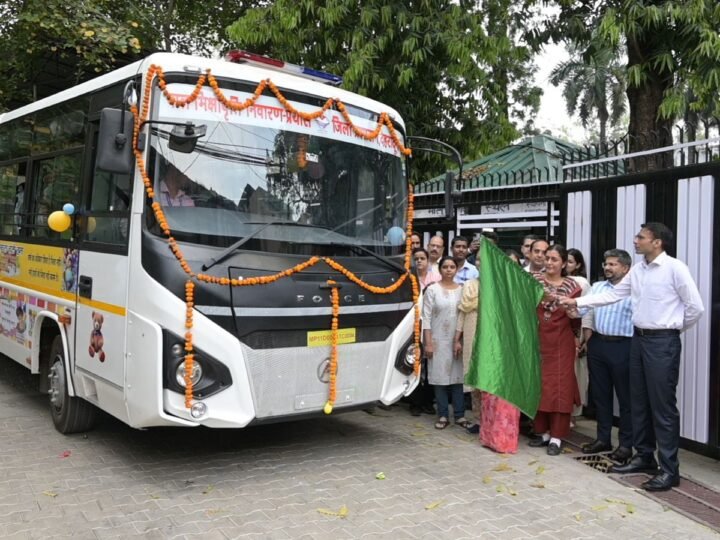 मार्डन बनता आधुनिक इंटेसिंव केयर सेंटर, मिली 41 सीटर बस की सौगात; डीएम ने दिखाई हरी झण्डी