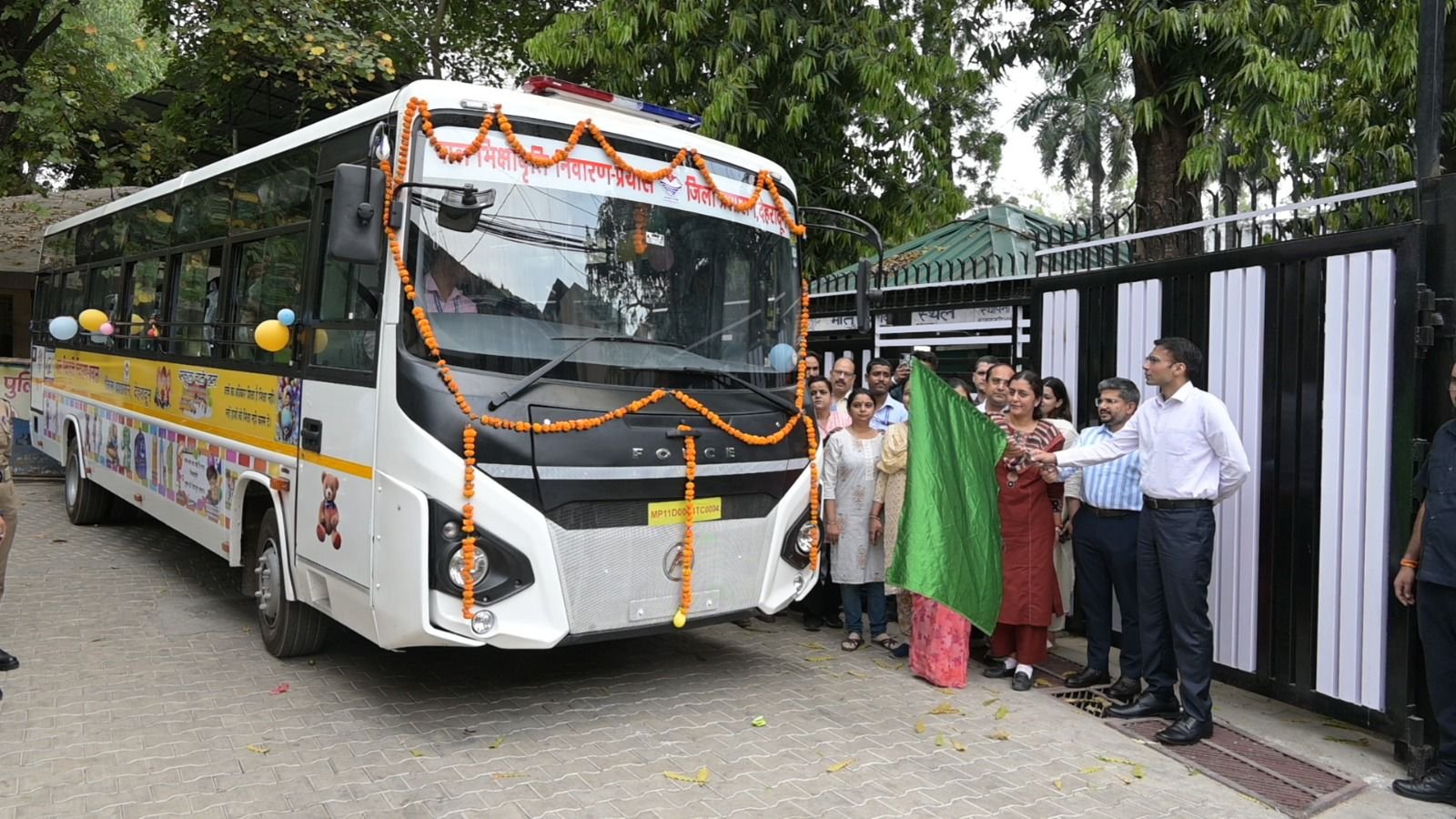 मार्डन बनता आधुनिक इंटेसिंव केयर सेंटर, मिली 41 सीटर बस की सौगात; डीएम ने दिखाई हरी झण्डी