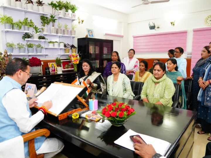 विभिन्न मांगों कोलेकर सीएम धामी से मिले आंगनबाड़ी कार्यकर्ती, सेविका व मिनी कर्मचारी संगठन