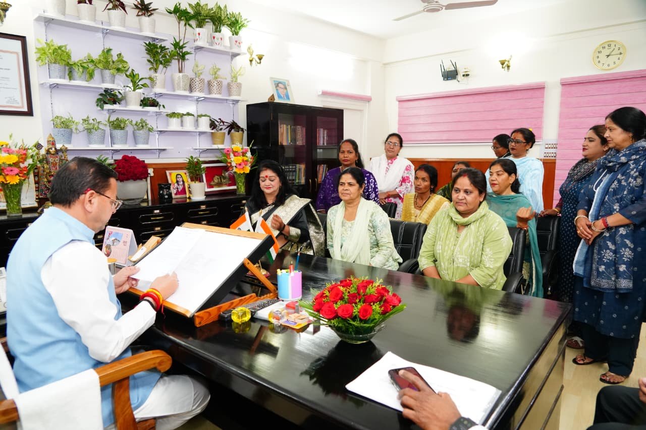 विभिन्न मांगों को लेकर सीएम धामी से मिले आंगनबाड़ी कार्यकर्ती, सेविका व मिनी कर्मचारी संगठन
