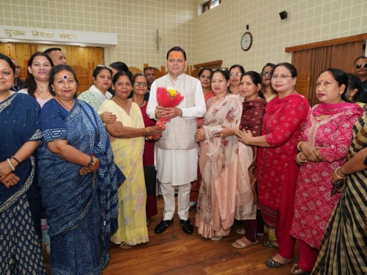 सीएम धामी ने मुख्य सेवक सदन में सुनी आम लोगों कि समस्याएं