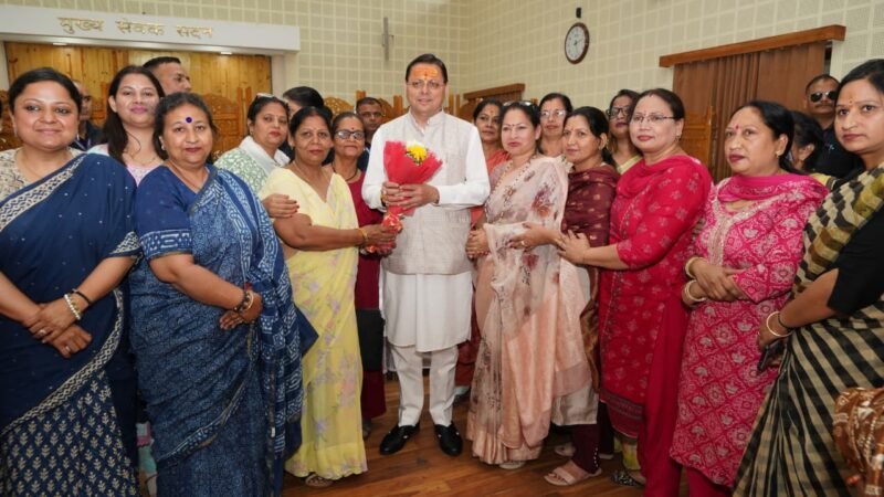 सीएम धामी ने मुख्य सेवक सदन में सुनी आम लोगों कि समस्याएं