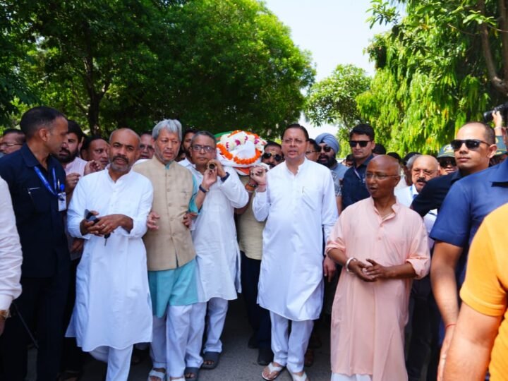 मुख्यमंत्री धामी ने पूर्व सीएम खंडूड़ी के पार्थिव शरीर को कंधा देकर दी अंतिम विदाई