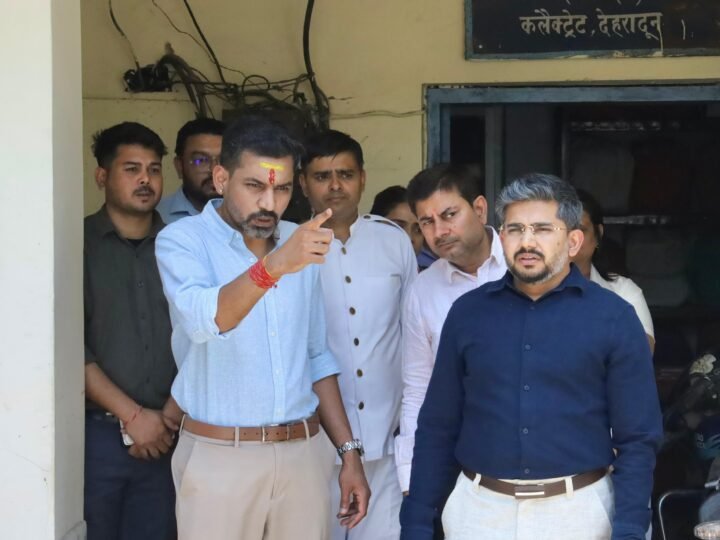 डीएम ने कलेक्ट्रेट परिसर स्थित कार्यालयों, रिकॉर्ड रूम एवं आपदा परिचालन केन्द्र का किया निरीक्षण, अधिकारियों कार्मिकों को दिए आवश्यक दिशा-निर्देश