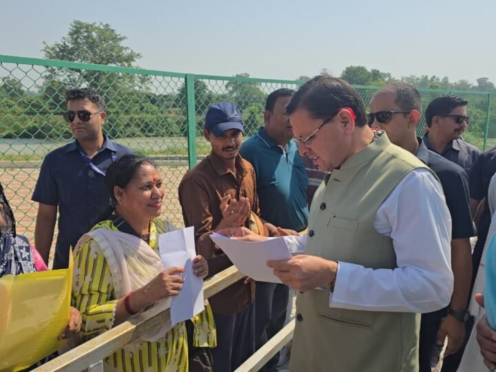 सीएम धामी ने हेलीपैड पर जनता व जनप्रतिनिधियों की समस्याएं, शीघ्र समाधान के अधिकारियों को दिए निर्देश