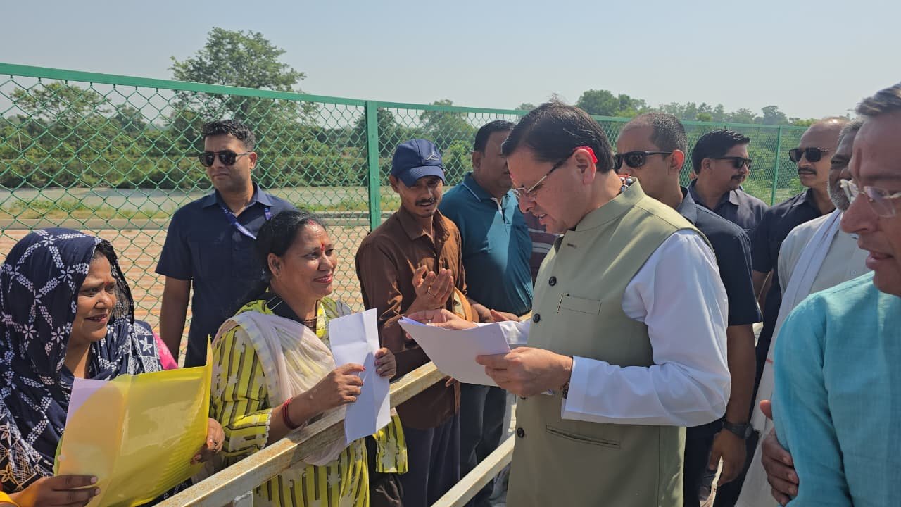 सीएम धामी ने हेलीपैड पर जनता व जनप्रतिनिधियों की समस्याएं, शीघ्र समाधान के अधिकारियों को दिए निर्देश